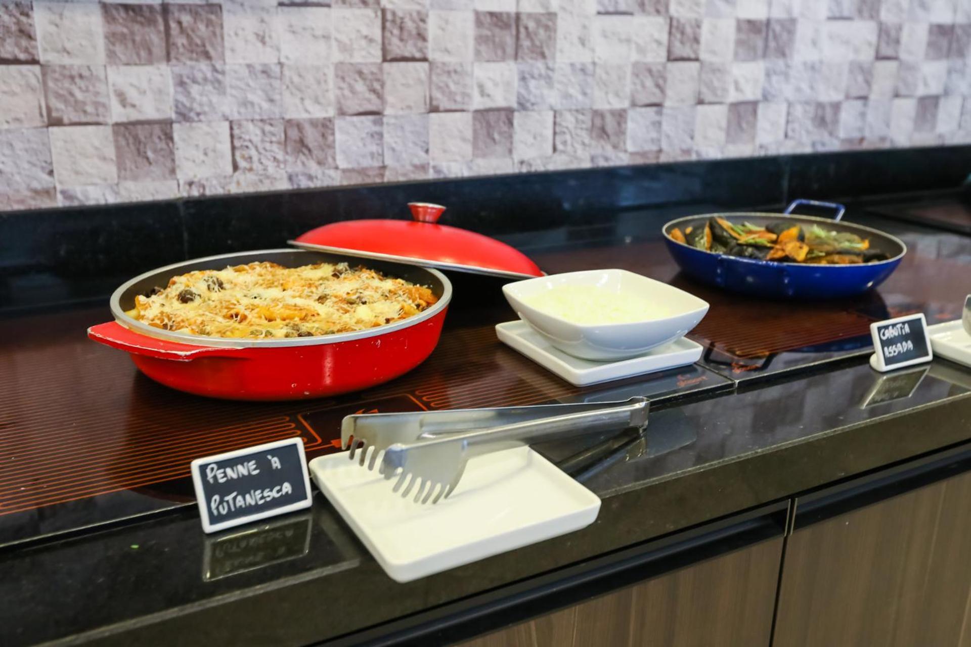 트립 바이 윈덤 리베이라오 프레토 호텔 리베이라오프레토 외부 사진 A buffet at a restaurant