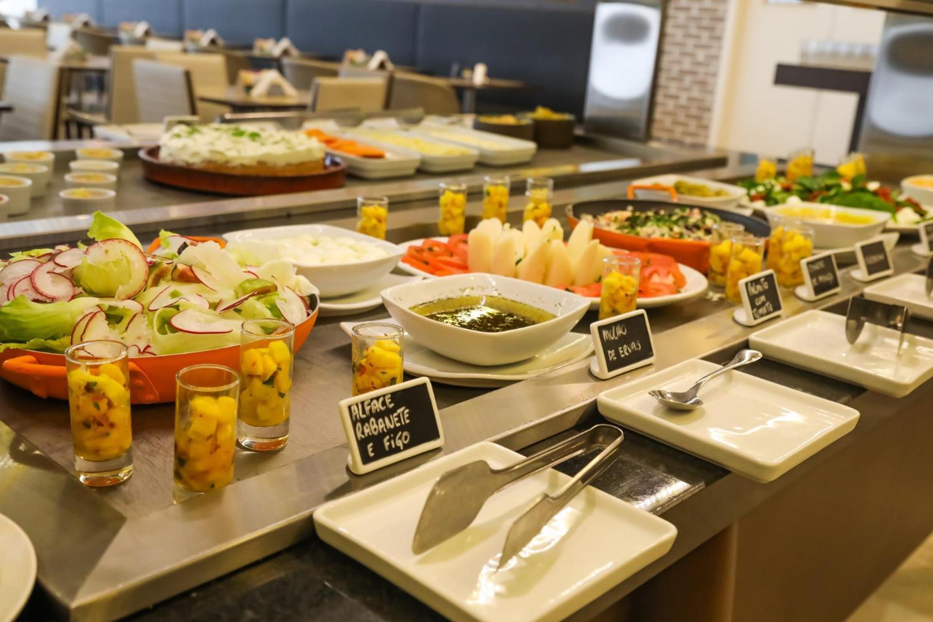 트립 바이 윈덤 리베이라오 프레토 호텔 리베이라오프레토 외부 사진 A salad bar