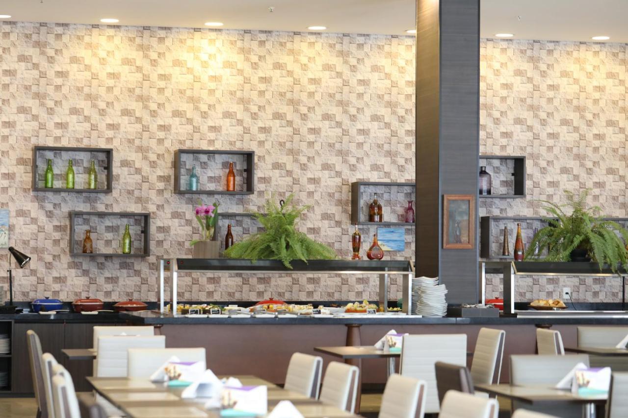 트립 바이 윈덤 리베이라오 프레토 호텔 리베이라오프레토 외부 사진 A buffet at a restaurant