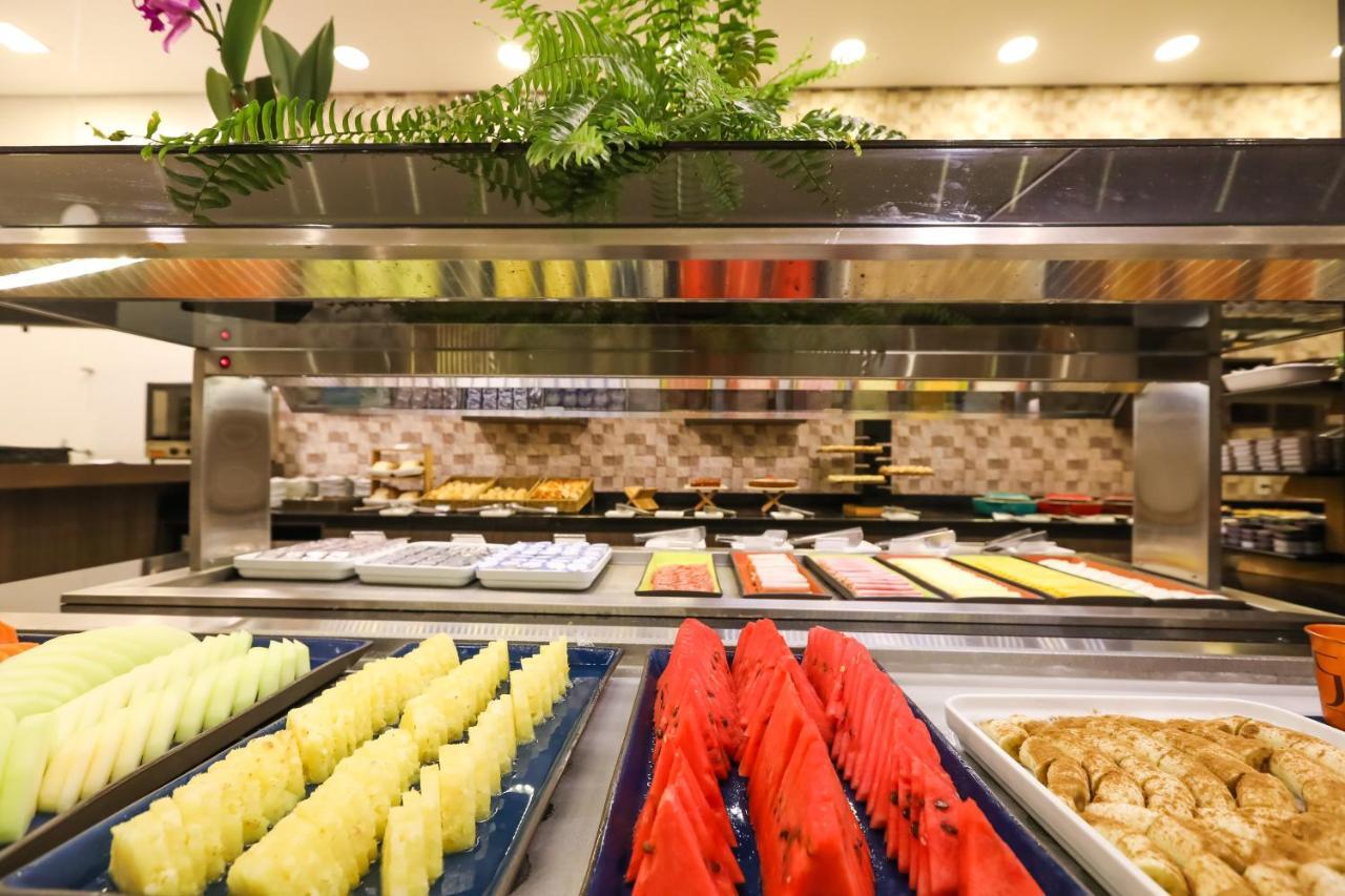 트립 바이 윈덤 리베이라오 프레토 호텔 리베이라오프레토 외부 사진 A buffet at a hotel